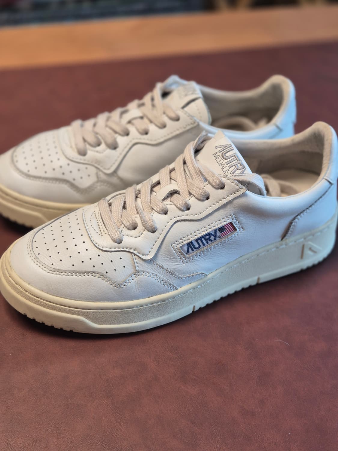 실착용2회 240-245(38) 오트리 메달리스트 로우 스니커  상품이미지3