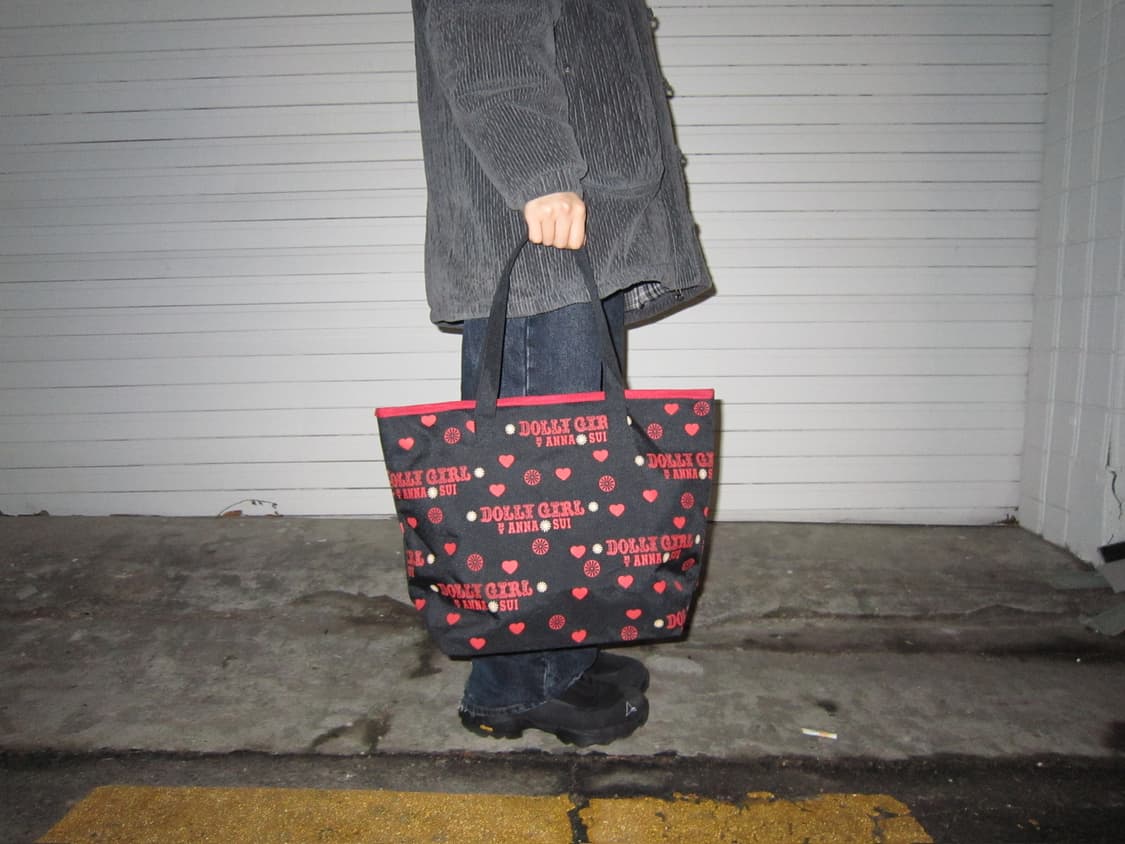 안나수이 토트백 하트 레드 로고 패턴 디테일 블랙 상품이미지6