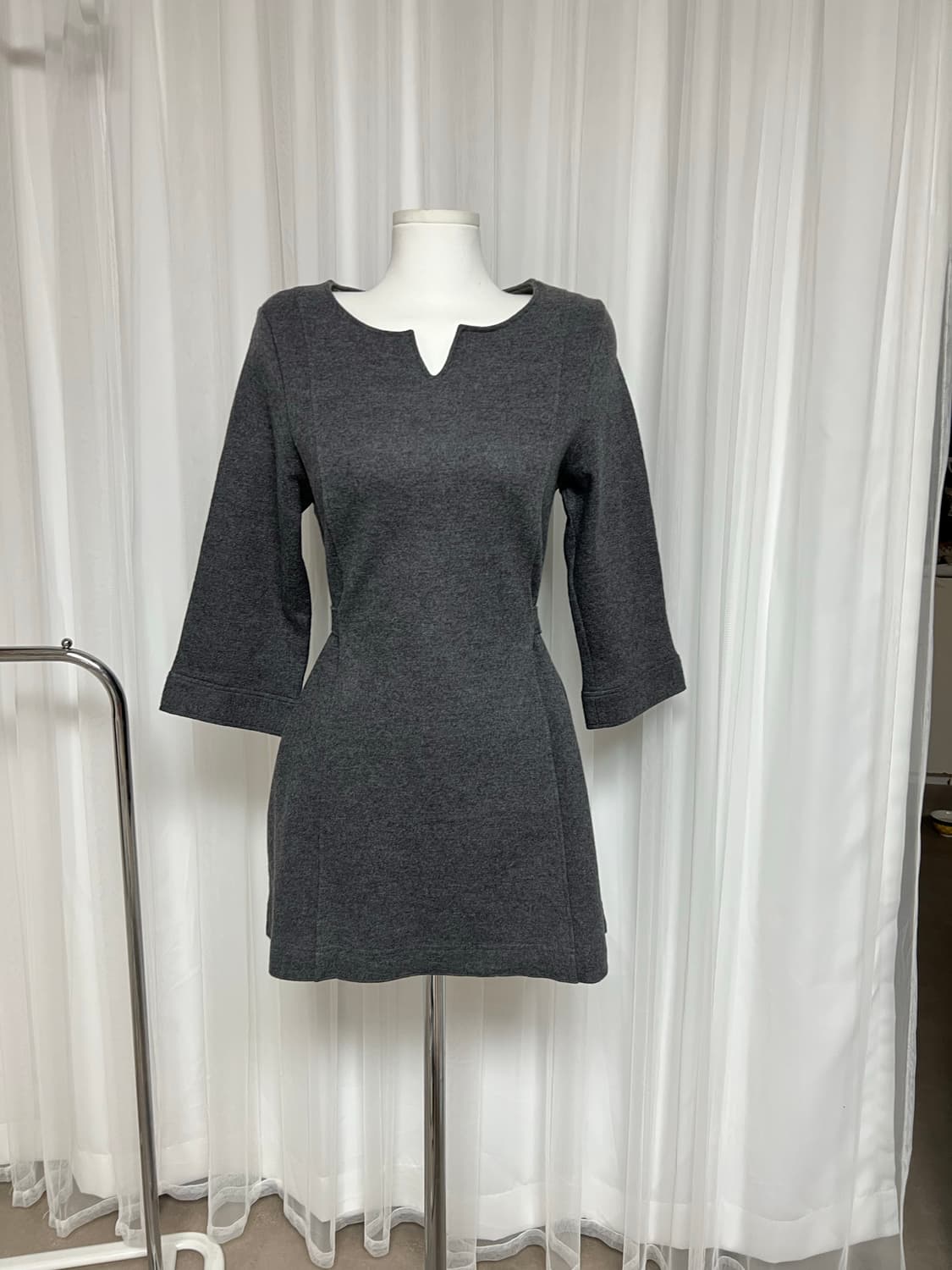 차콜 롱 슬리브 뒷리본 벨트 원피스 상품이미지2