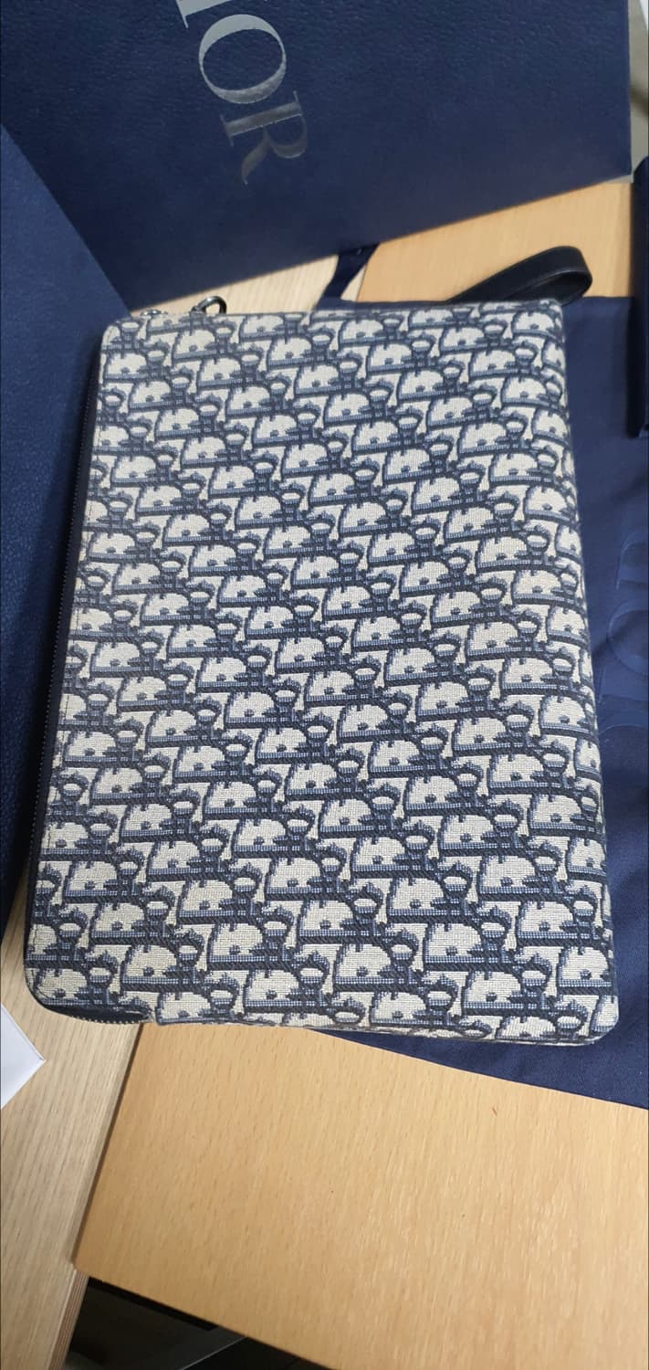 디올 아이패드 A4 파우치백/클러치백 새상품급 정품(영수증O) 상품이미지3