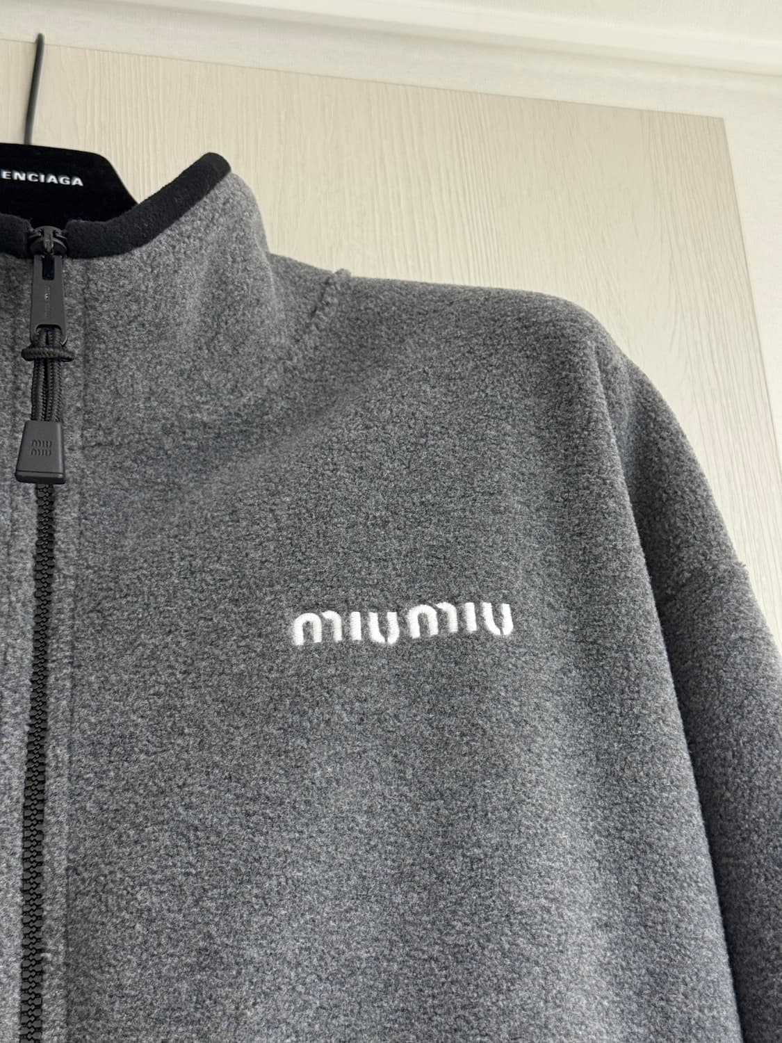 [L] 미우미우 플리스(후리스) 그레이 색상 상품이미지2