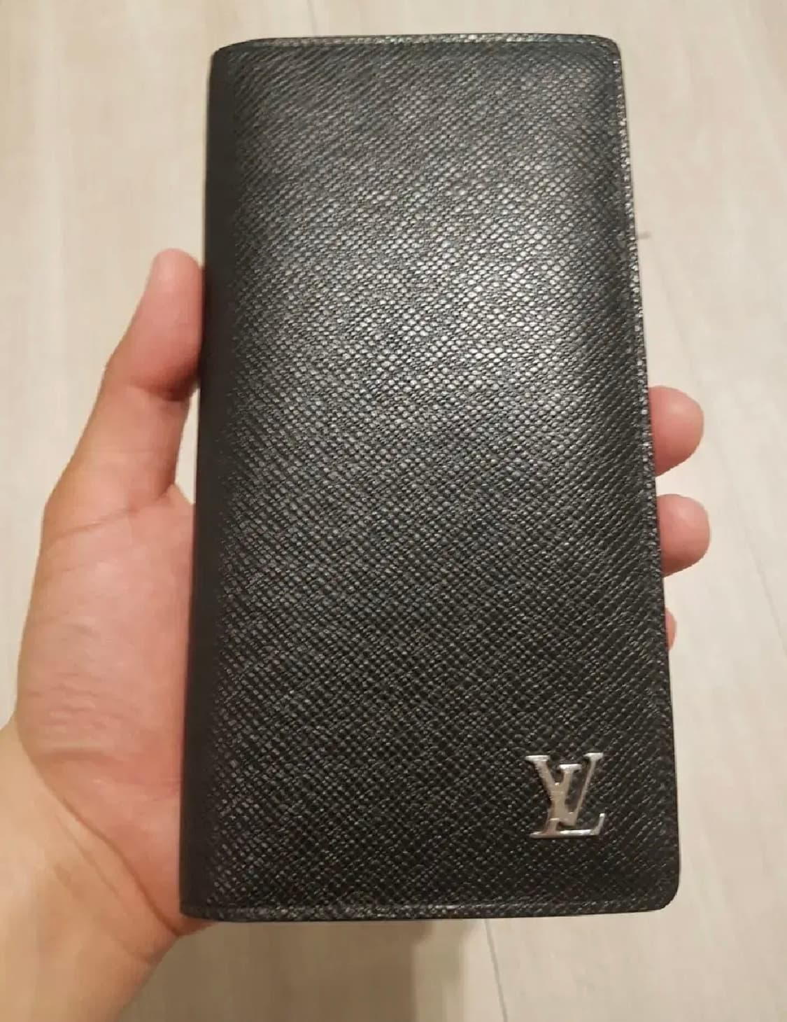 정품 루이비통 LV 타이가 브라짜 남성 장지갑 상품이미지1