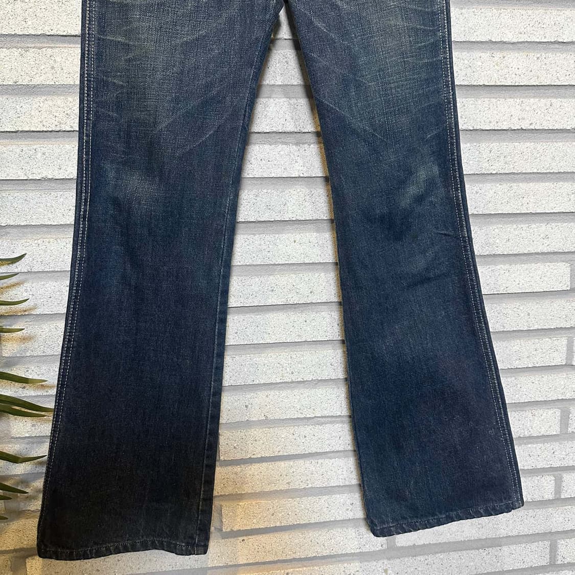 디젤 Y2K 슬림 부츠컷 데님팬츠 위스커링 백스트랩 디테일 상품이미지4