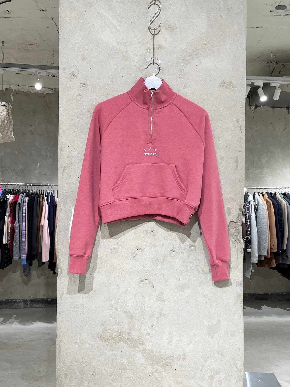 아이앱 스튜디오 핑크 하프 집업 크롭 스웻 셔츠 상품이미지1