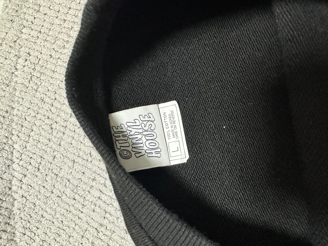 더바이닐하우스 맨투맨 블랙 상품이미지3