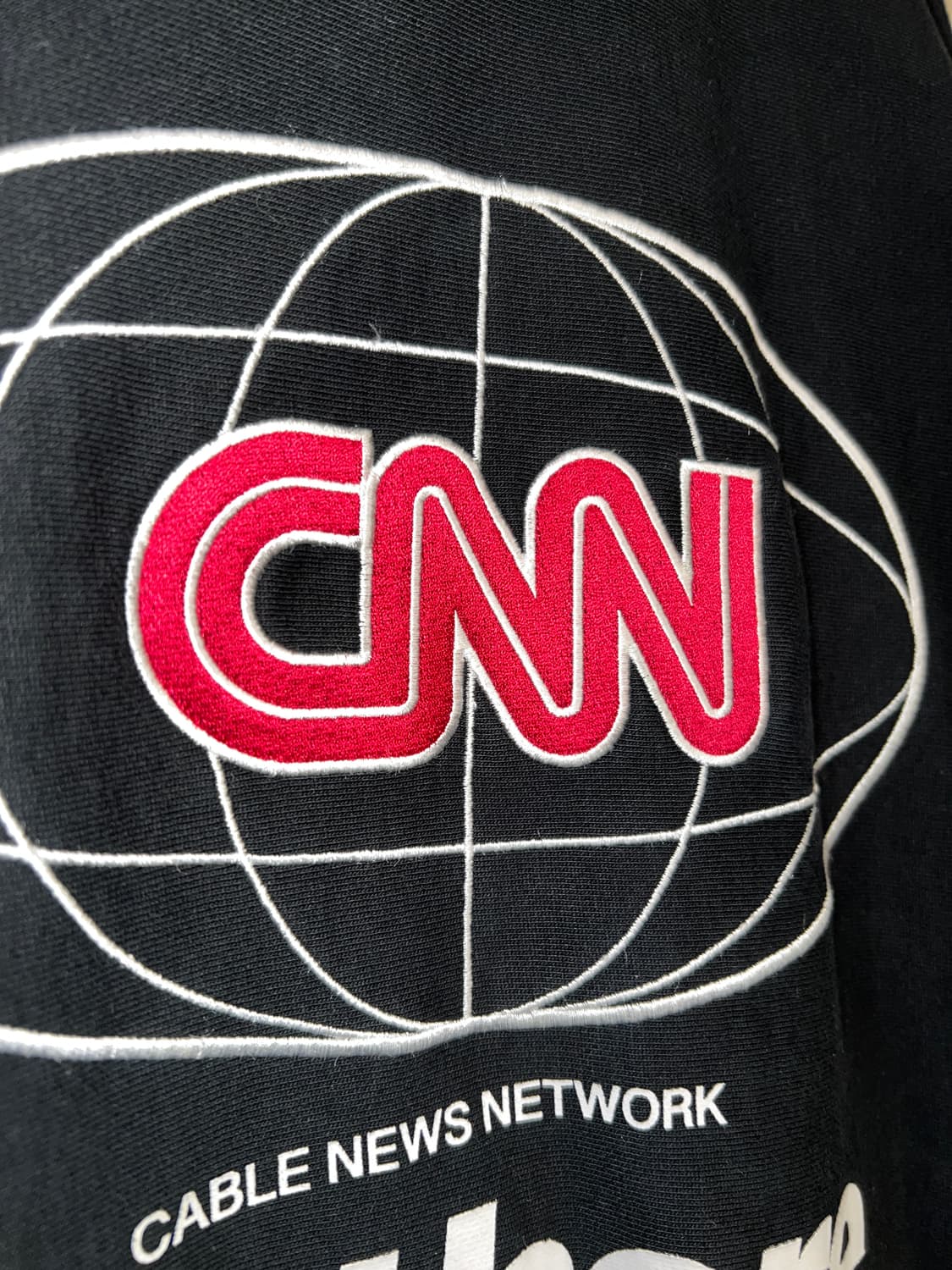 CNN 고데어 네트워크 자수 프린팅 맨투맨 95 블랙 상품이미지4