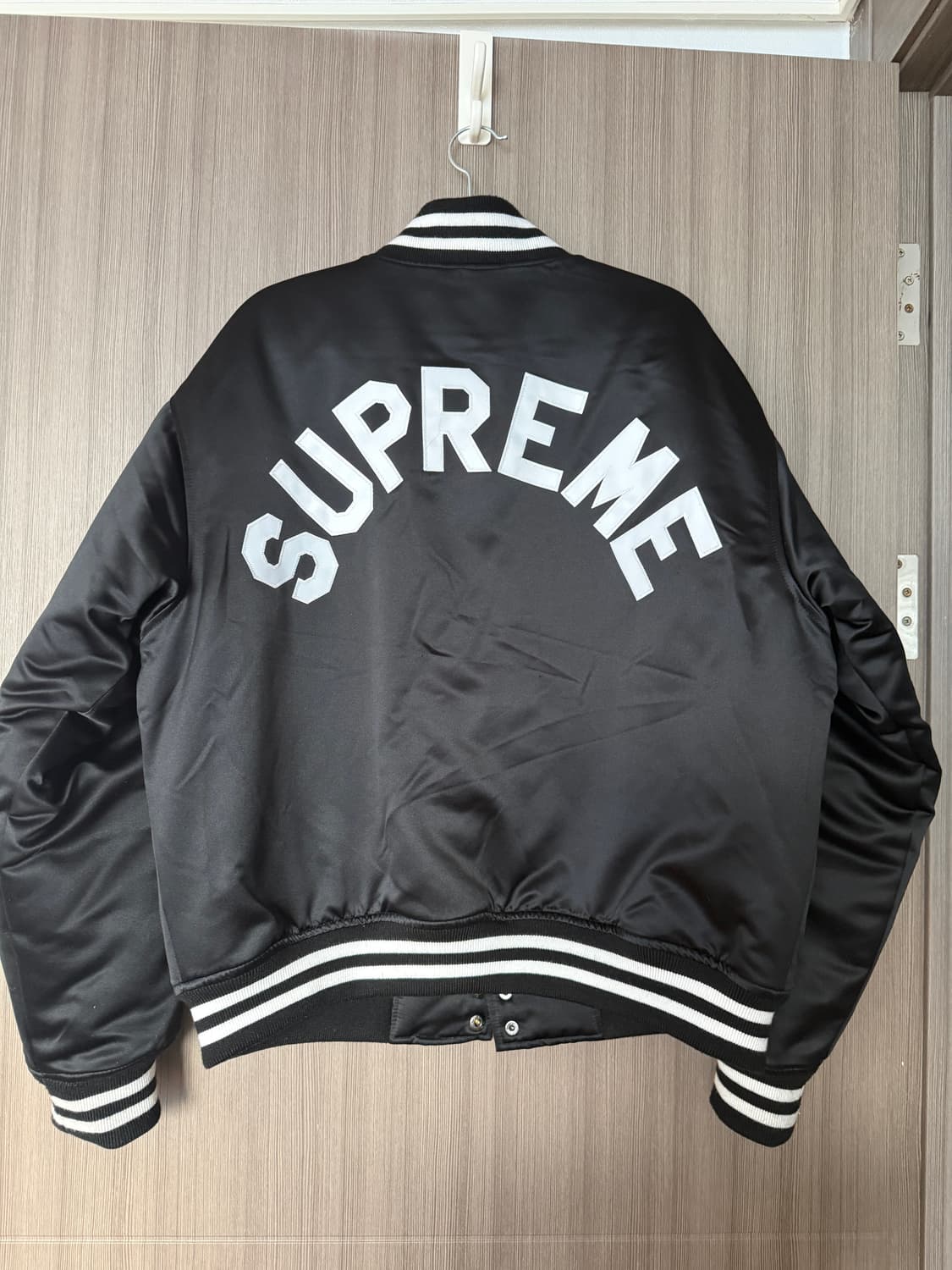 슈프림 미첼 & 네스 사틴 바시티 자켓 레드 - 24FW 상품이미지1