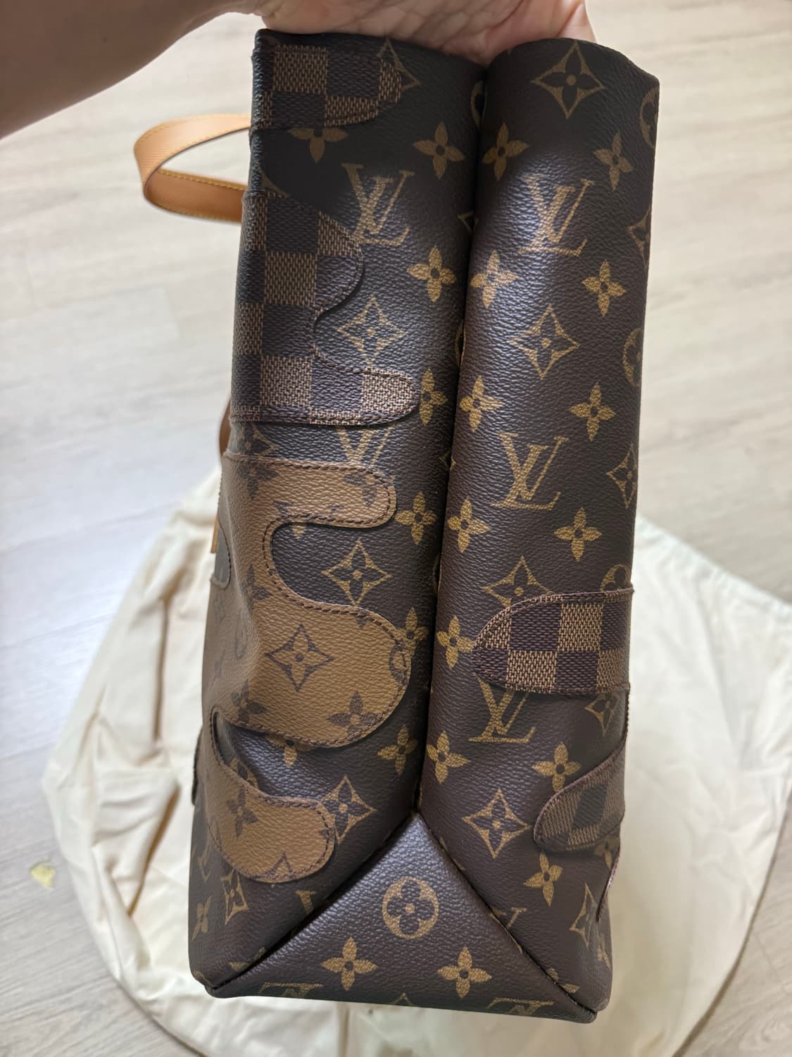 루이비통 쇼퍼 토트백 MM 브라운 / 퍼렐 니고 콜라보 상품이미지8