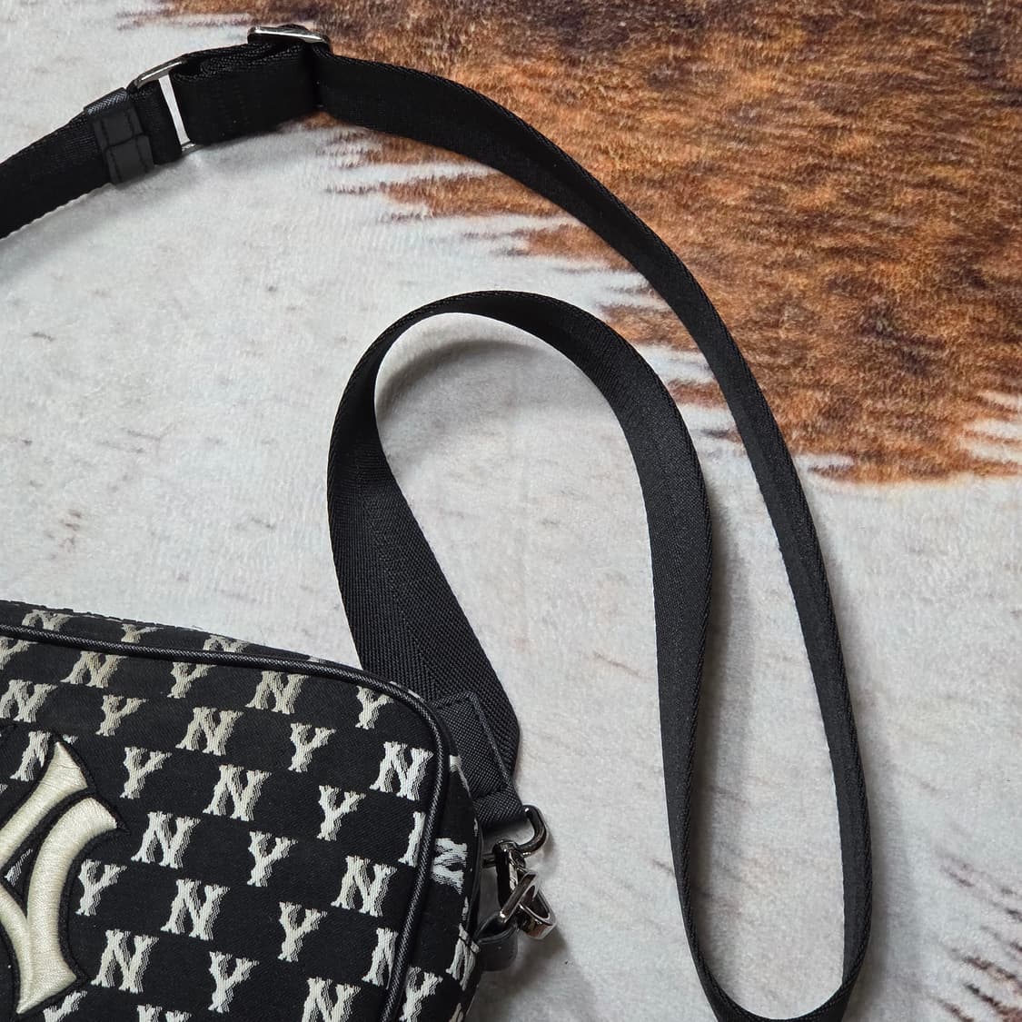 엠엘비 뉴욕 양키스 모노그램 크로스백 상품이미지3