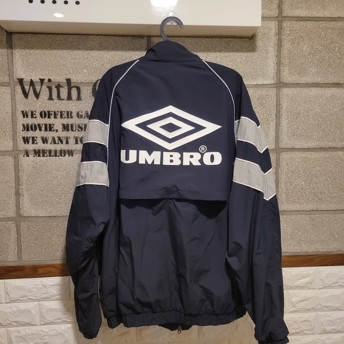 엄브로 백로고 바람막이 105 상품이미지1