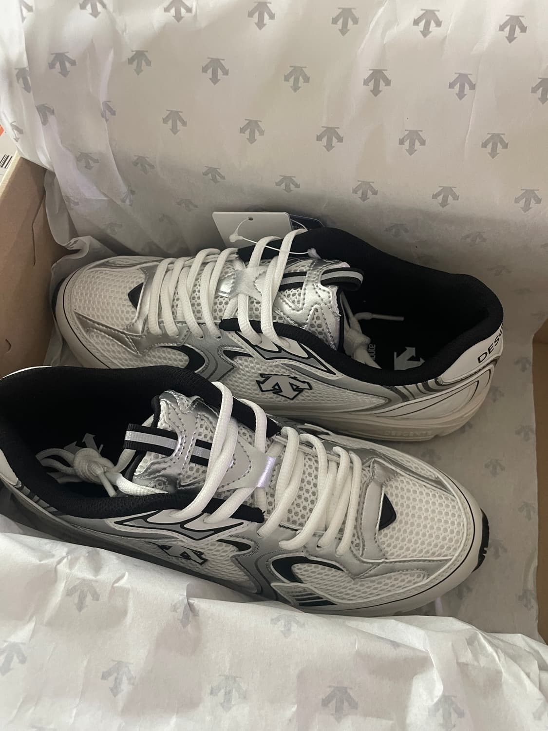 데상트 디마라톤 블랙화이트 운동화 255mm 새상품 상품이미지1