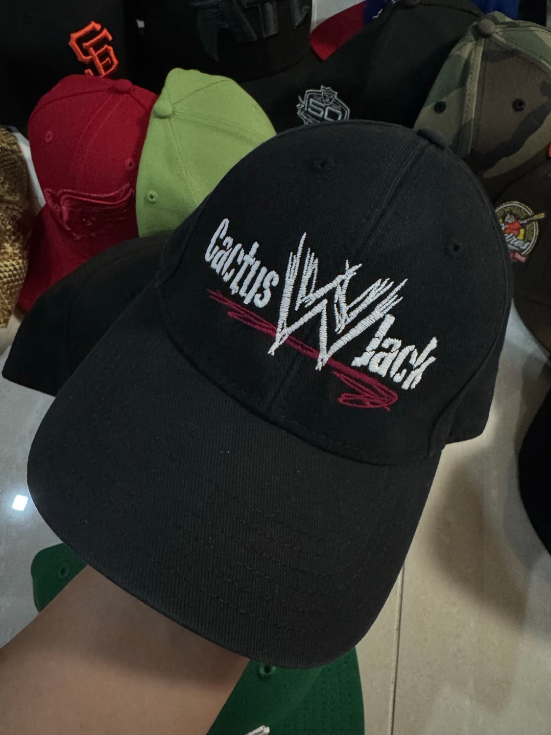 트래비스 스캇 캑터스 WWE 로고 캡 미시착 처분  상품이미지1