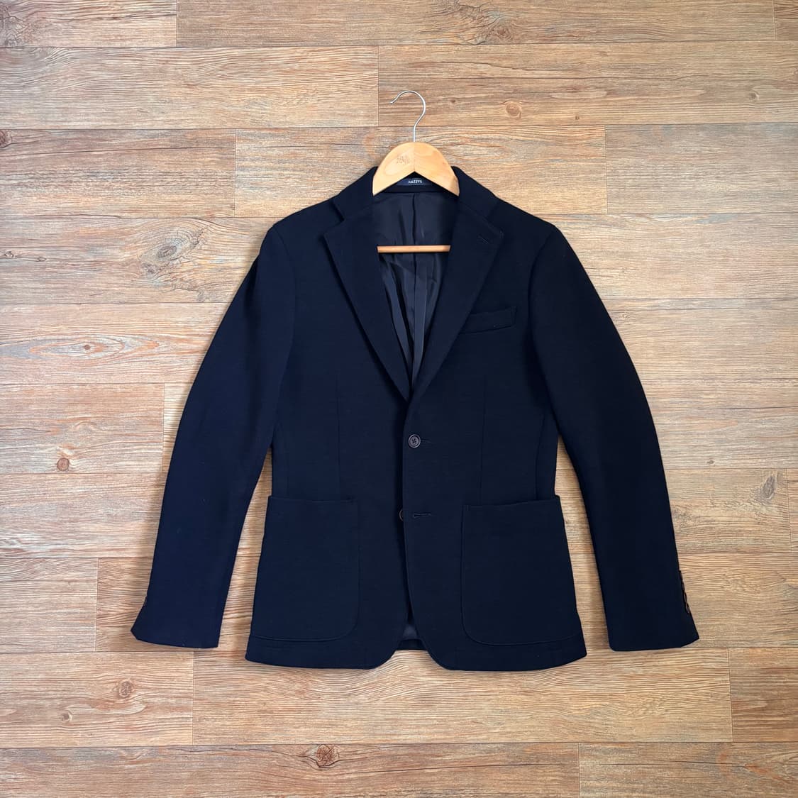 헤지스 슬림 95 자켓 다크네이비 양가죽 디테일 독특한 질감 상품이미지2