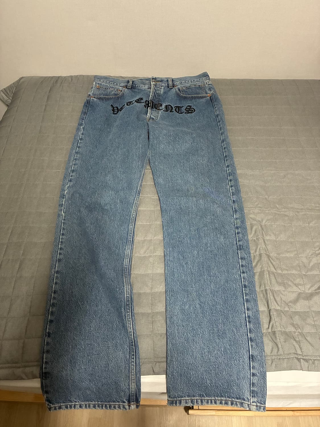 [L] 베트멍 고딕 자수 로고 데님 팬츠 상품이미지1