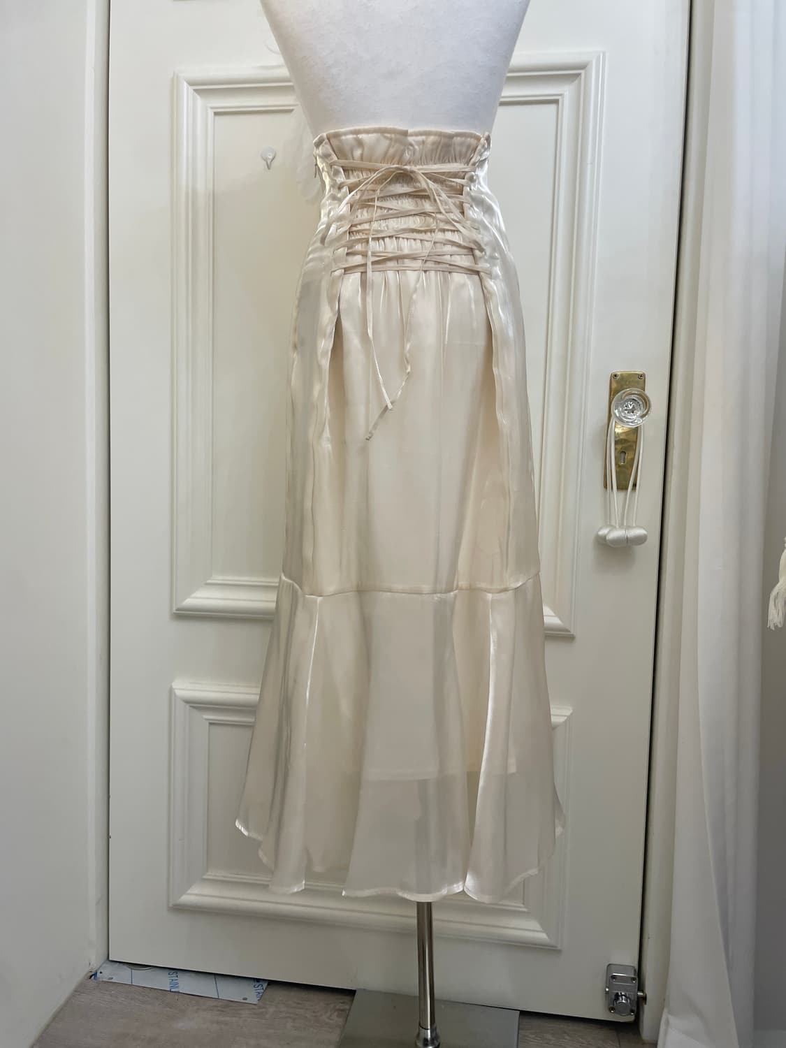 ivory glossy unbalance flare long skirt 상품이미지4