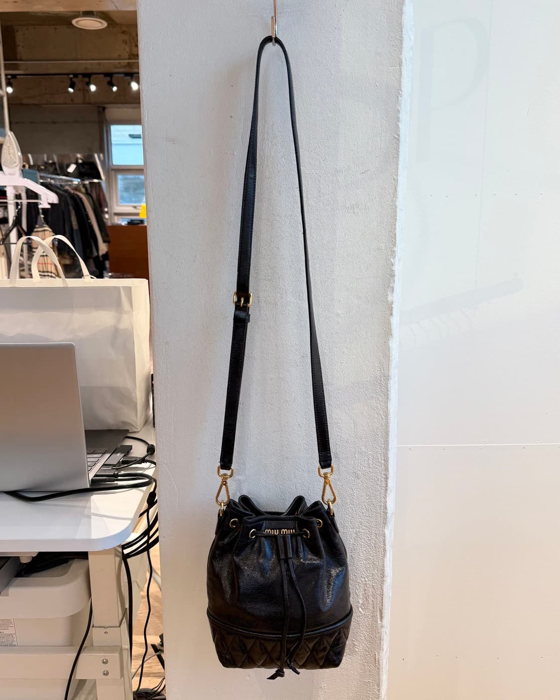 미우미우 블랙 나파 마테라쎄 버킷 숄더백  상품이미지2