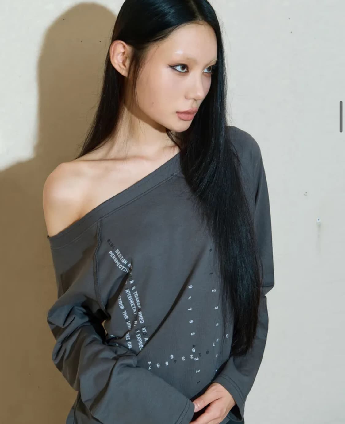 0104 CODE PRINTING OFF-SHOULDER 롱 슬리브 상품이미지2