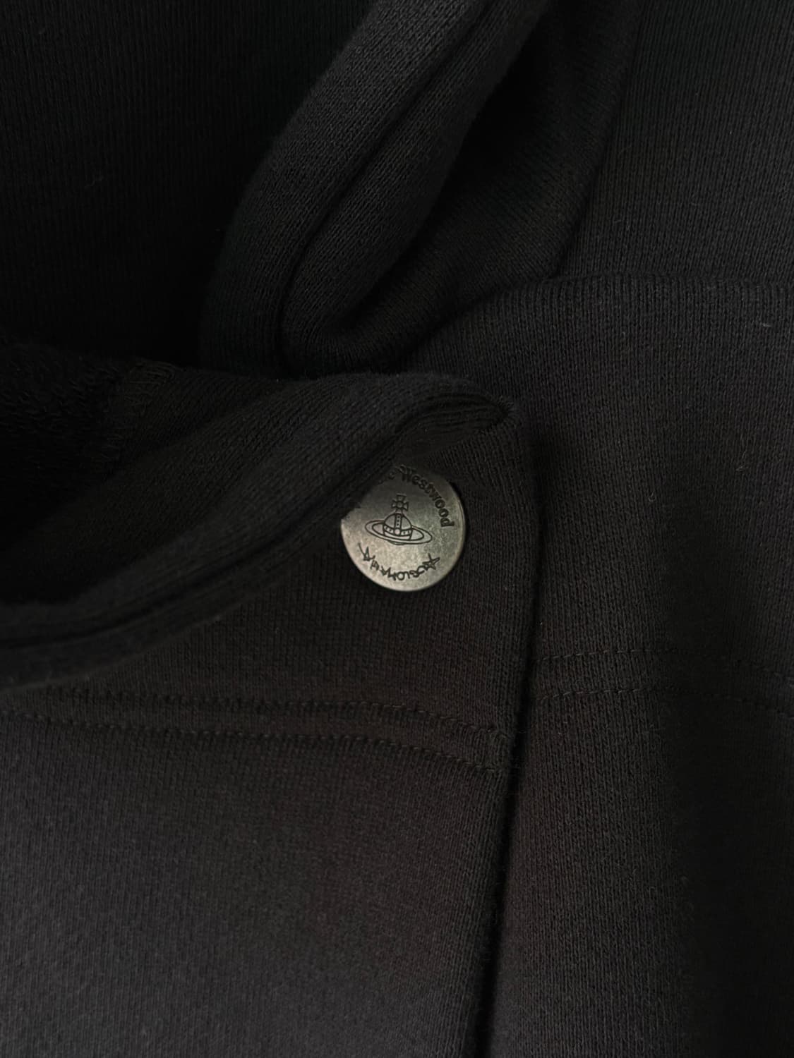 비비안 웨스트 우드 하이넥 사선 버튼 자켓  상품이미지7