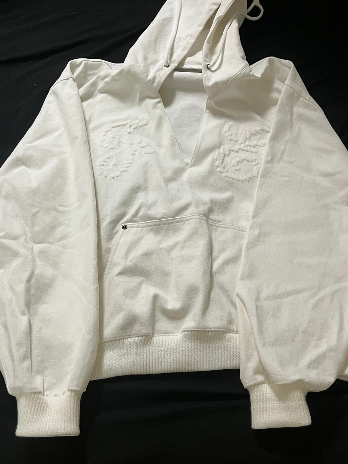 fa.erie 페어리 embroidery 브이넥 후디 화이트 상품이미지2