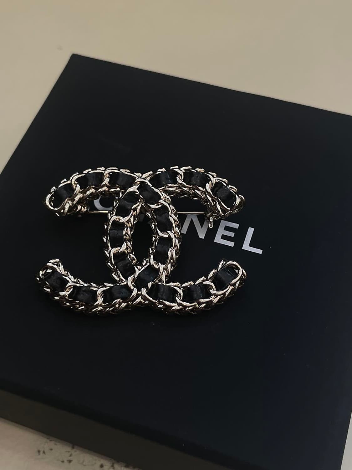 샤넬 정품 CC 체인 메탈 업사이클링 레더 브로치 상품이미지3