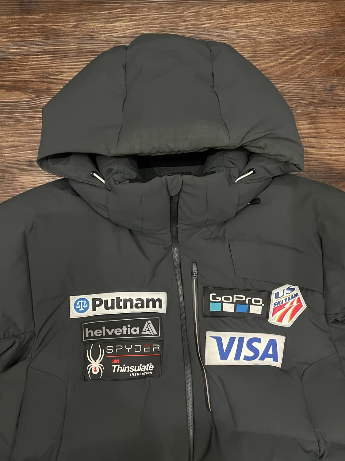 데상트 스위스 스키 팀 덕다운 패딩 점퍼 챠콜 상품이미지2