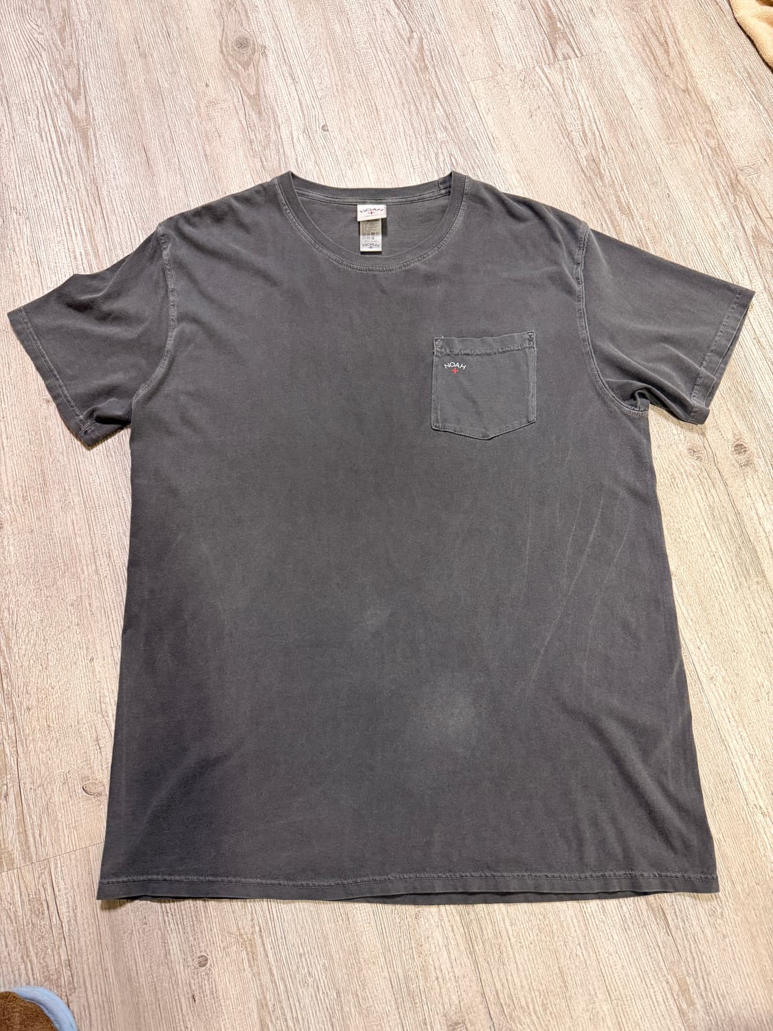 노아(noah) 챠콜컬러 피그먼트 코어로고 포켓티셔츠 상품이미지3