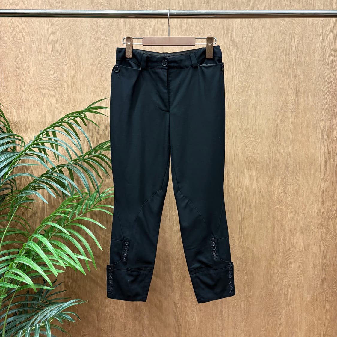 끌로에 7부 슬림 스트레이트 테일러드 팬츠 멀티 버튼 포켓 디테일 블랙 상품이미지1