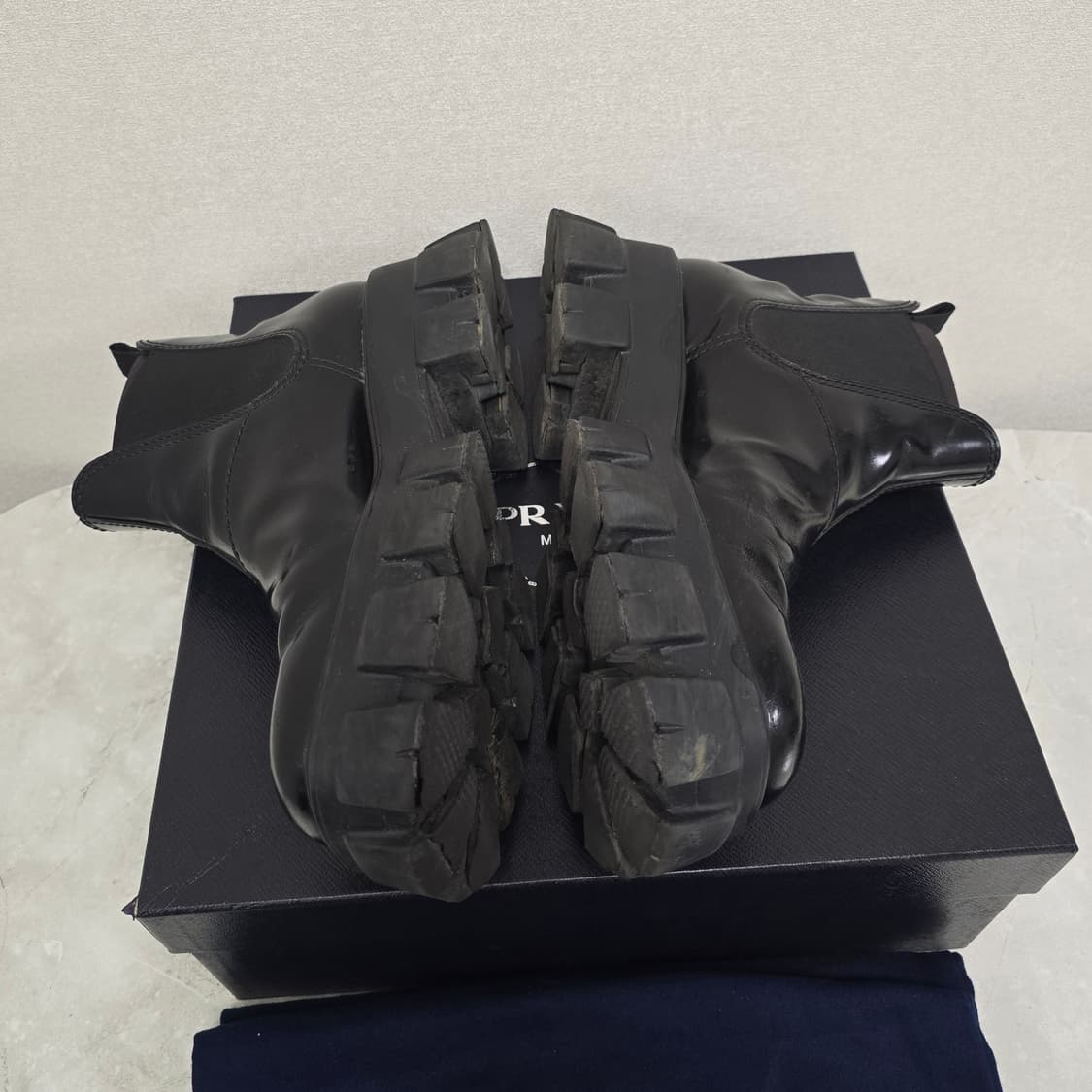 프라다 모놀리스 첼시 부츠 9사이즈 판매 상품이미지3