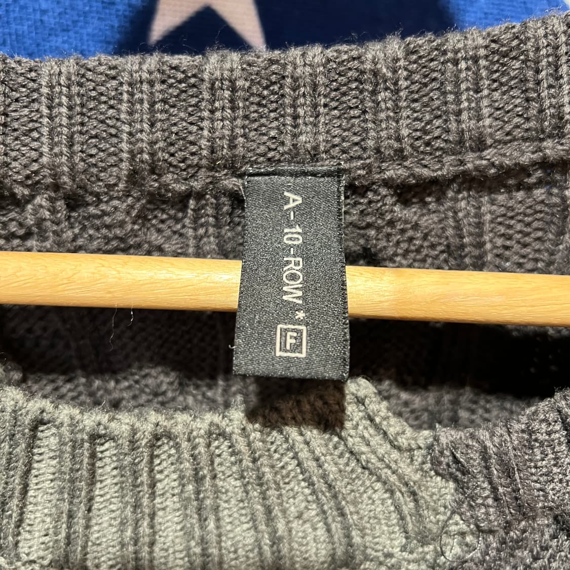 어텐션로우 배색 니트 스웨터 상품이미지3