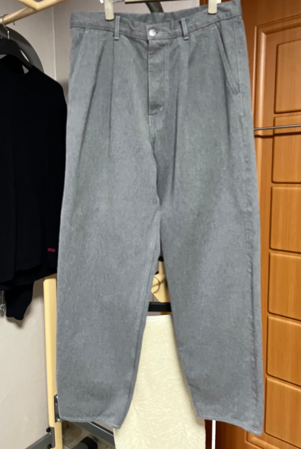 그라프페이퍼 컬러패스트 투턱 테이퍼드 그레이진 상품이미지1