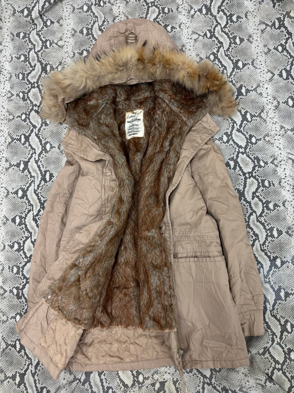 [MOUSSY] Y2K Mood Over-Fur Hoodie Parka 상품이미지5