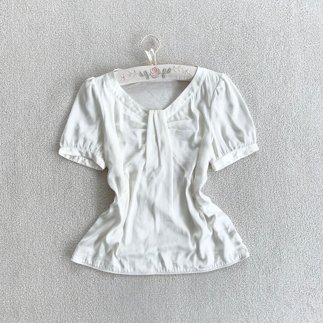 밀크화이트 ♥ 리본 새틴 공주핏 블라우스 상품이미지1