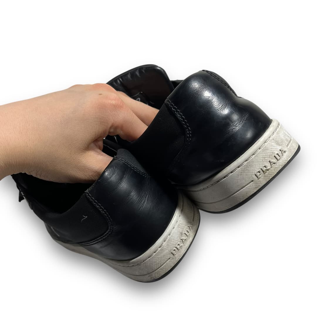 프라다 삼각 로고 로우 컷 레더 다크 스니커즈 상품이미지5
