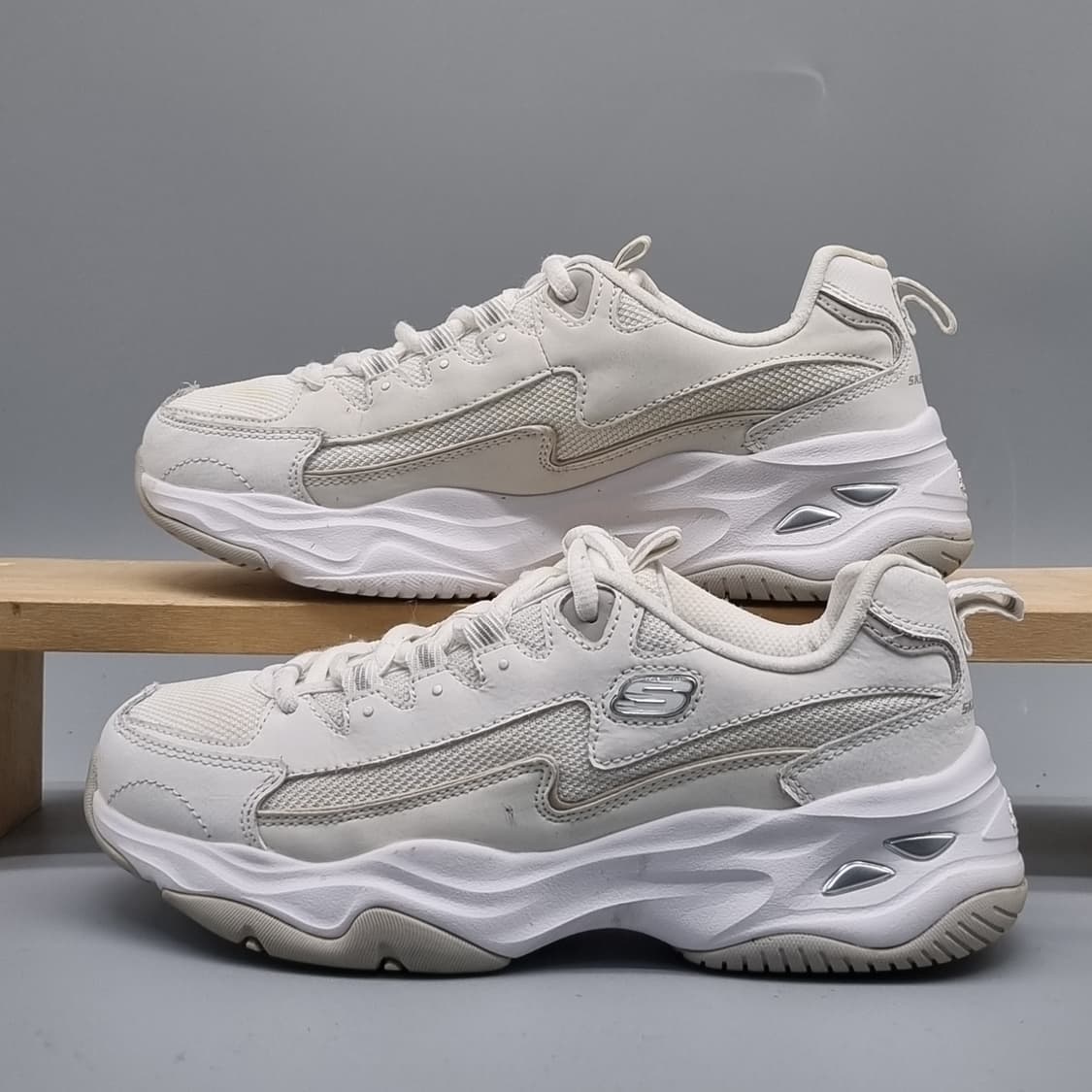 스케쳐스 딜라이트4.0 여성운동화230  상품이미지1