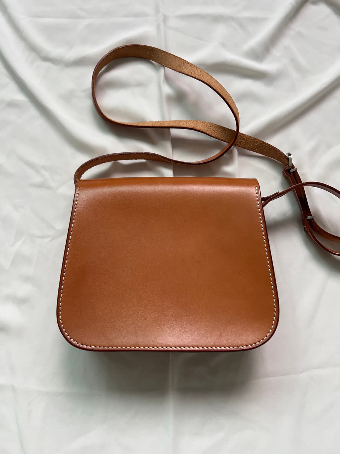 Courreges 꾸레쥬 가죽 크로스백 카라멜 상품이미지4