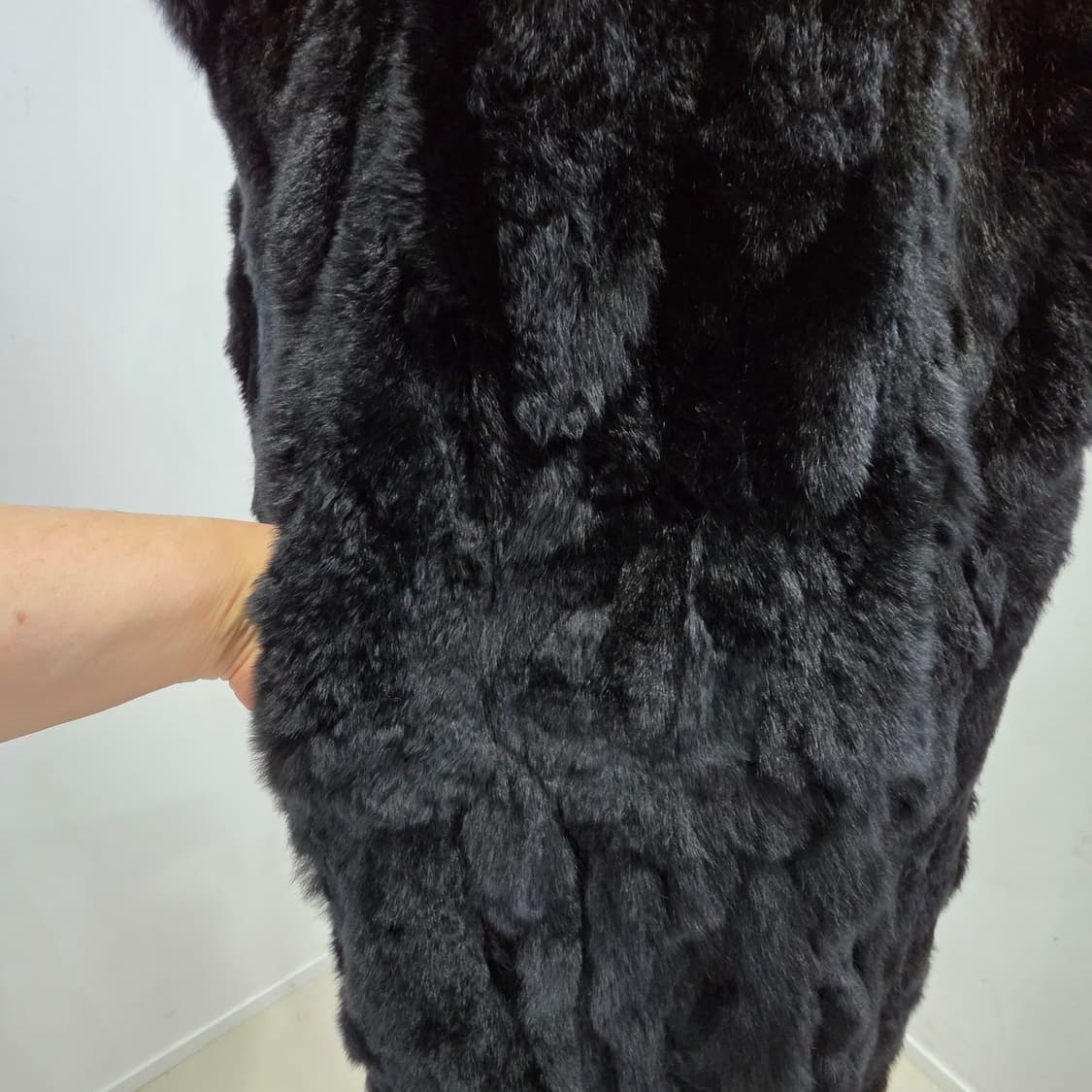 KRYDDERI 블랙 렉스 래빗 퍼 롱 베스트 상품이미지8