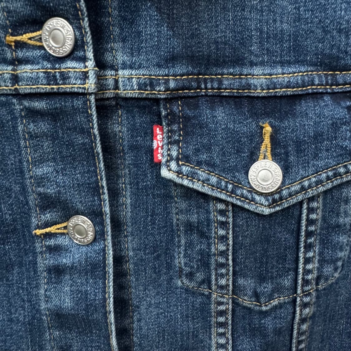 00s 리바이스 데님 트러커 자켓 전면 투포켓 디테일 중청 상품이미지5