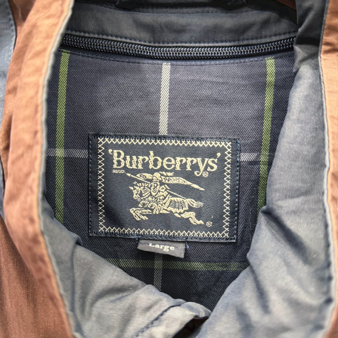 버버리 하이넥 야상 점퍼 로고 자수 소매 스트랩 디테일 레귤러핏 와인 상품이미지7