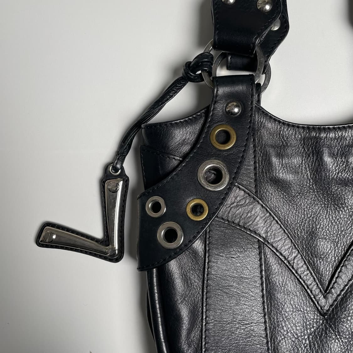 Vivia 아일렛 디테일 레더 백 (italy) 상품이미지3