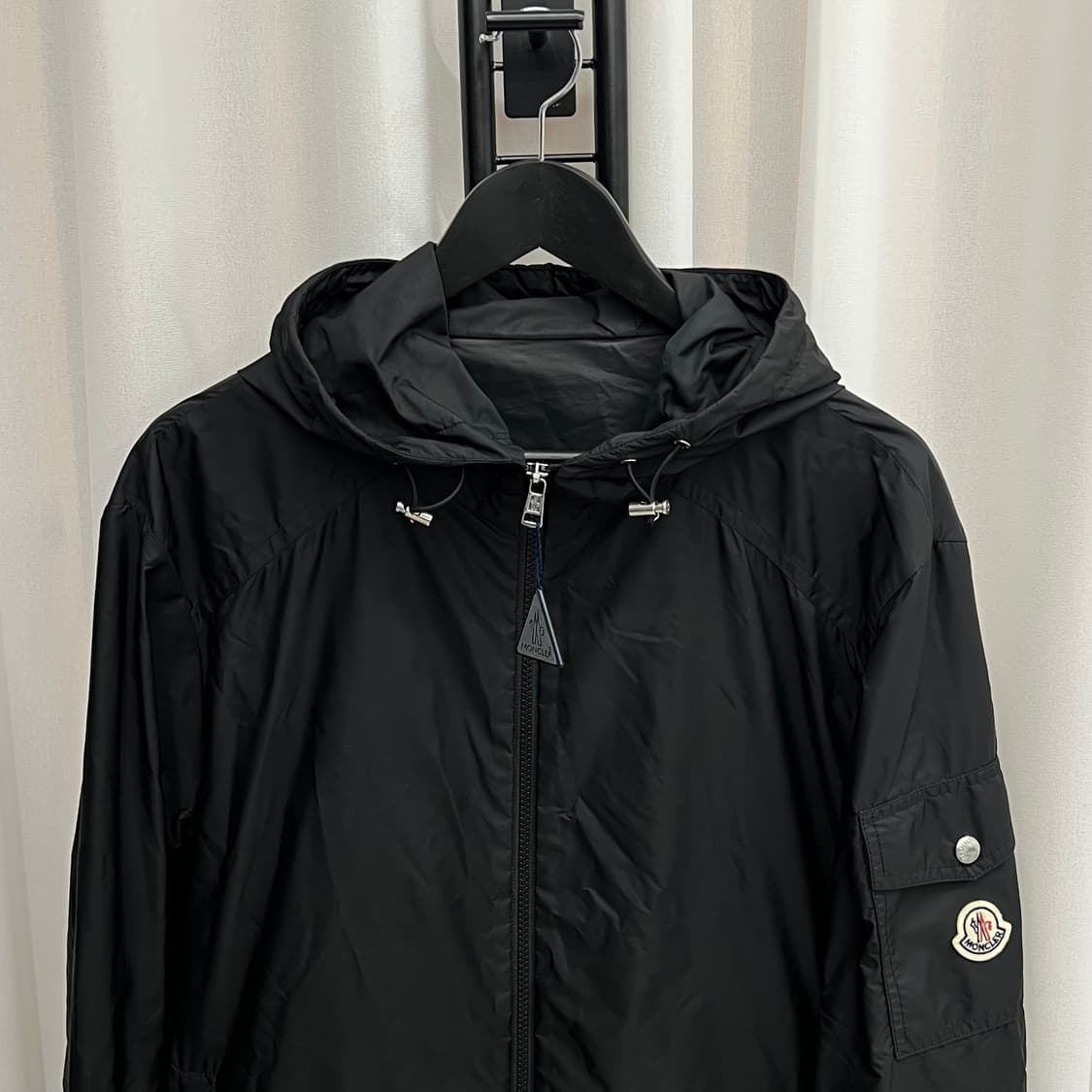 24ss 몽클레어 에티아슈 후드바람막이 블랙 (4) 상품이미지3