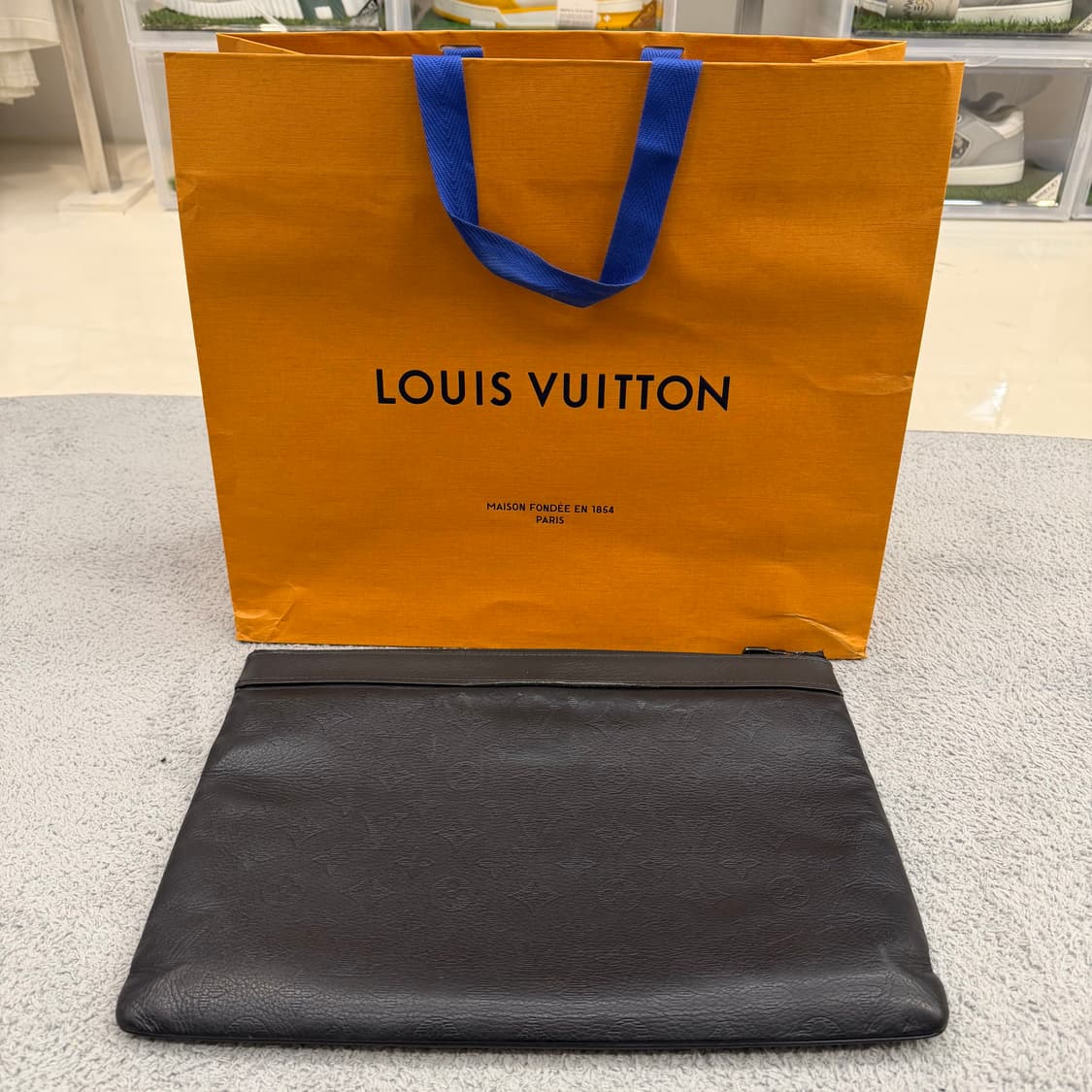 루이비통 쉐도우 모노그램 포쉐트 클러치 상품이미지3