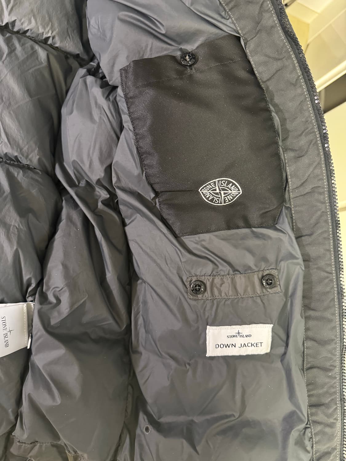 25FW 스톤아일랜드 크링클랩스 패딩 L 리드그레이 새제품 상품이미지4