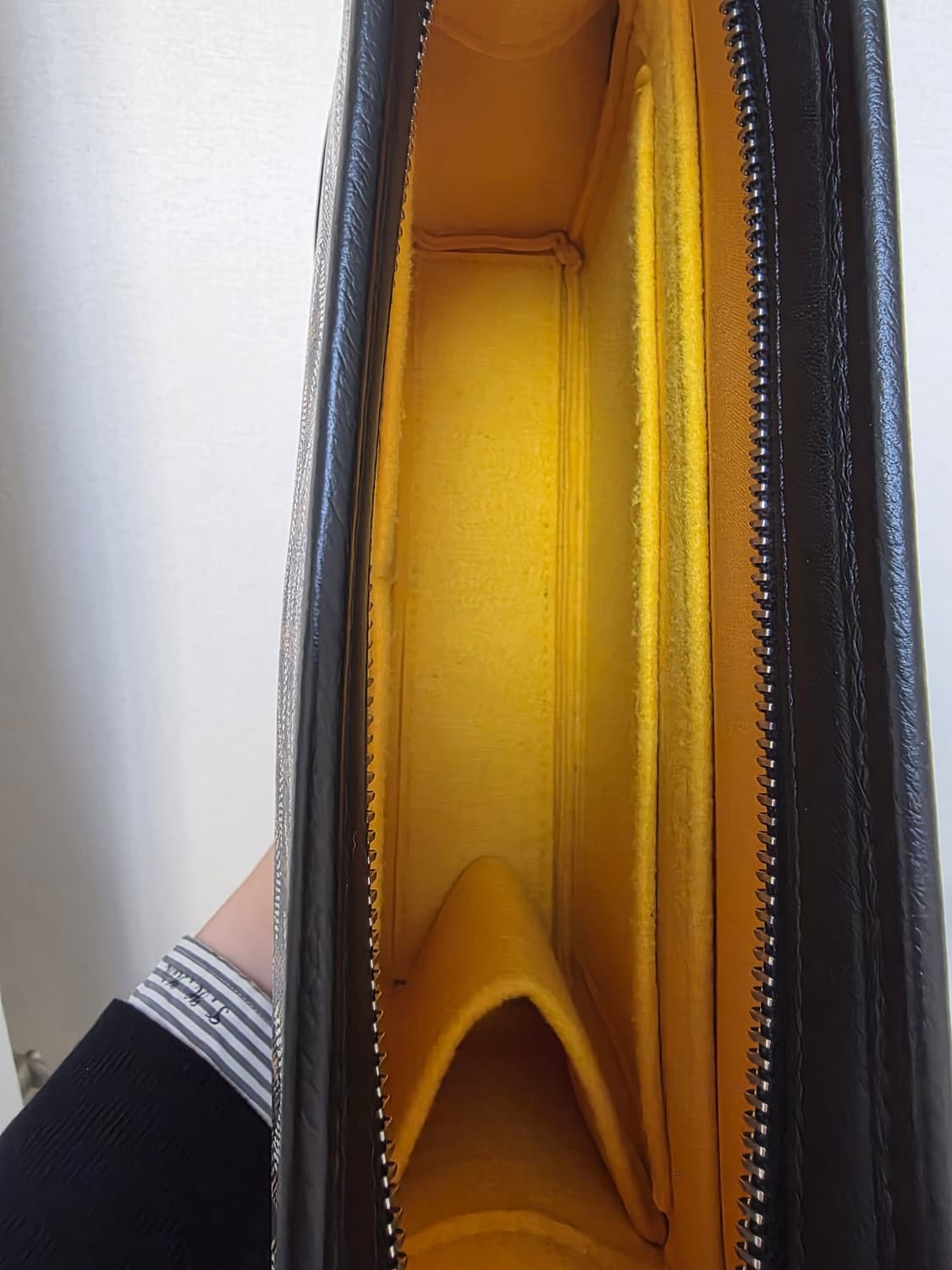 고야드 쥬방스 클러치 GM사이즈 블랙 색상 판매합니다 상품이미지7