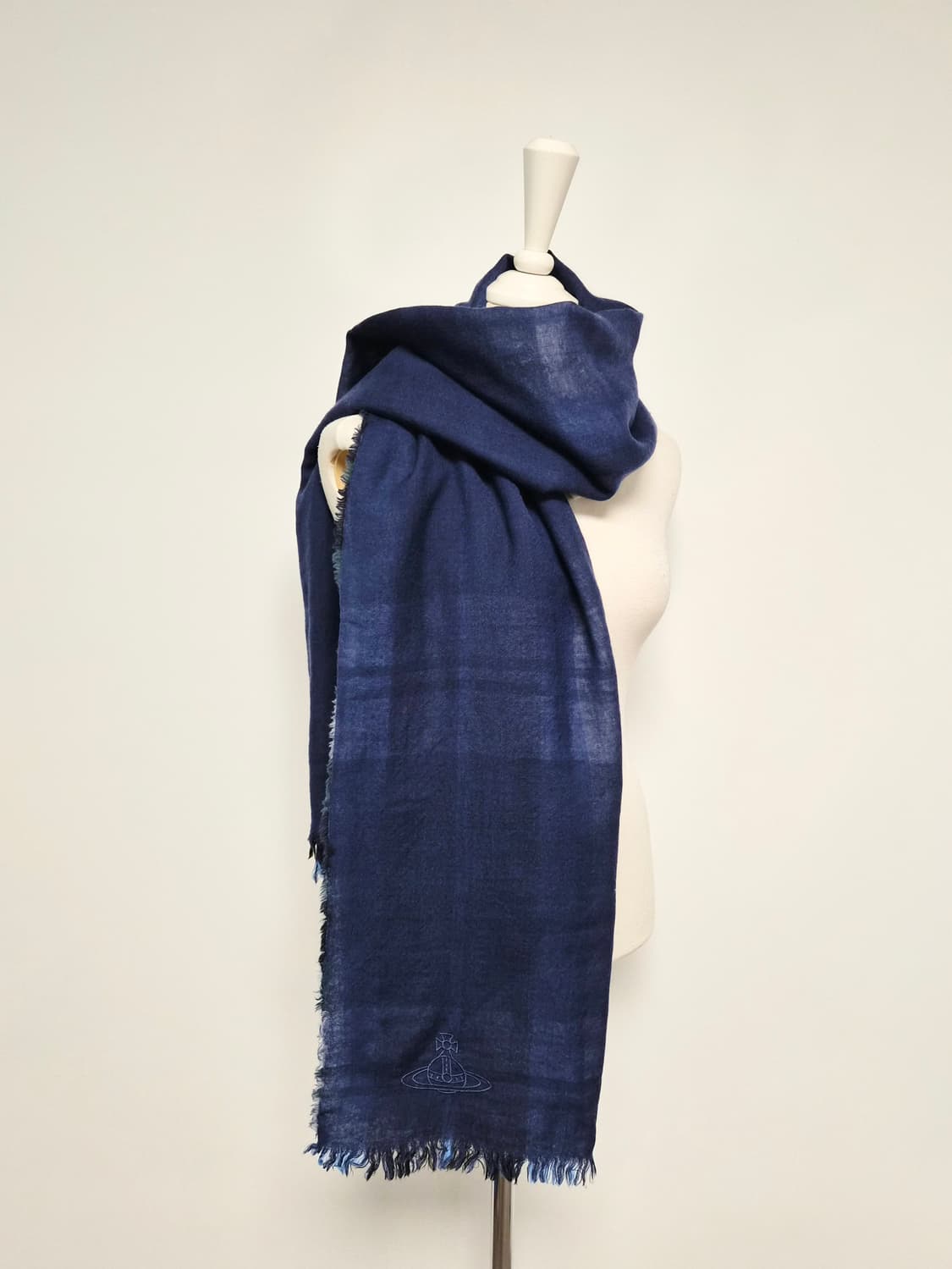 (새상품)비비안웨스트우드 네이비 체크 숄 머플러  상품이미지4