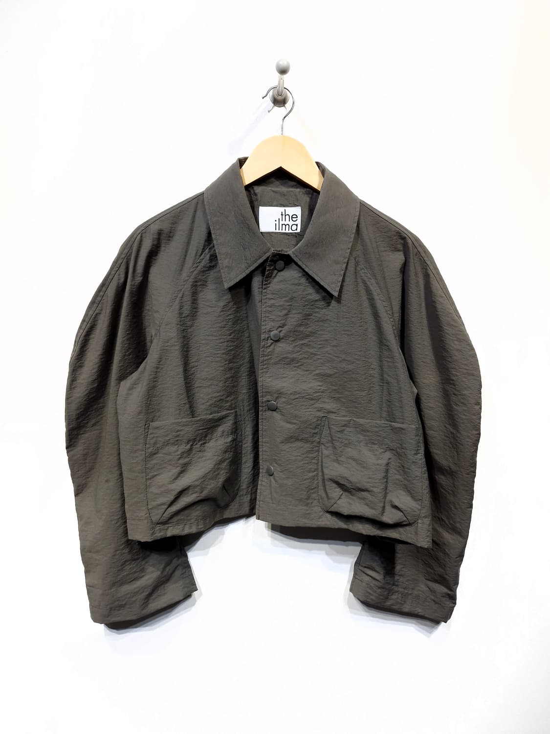 THE ILMA 더일마 투포켓 나일론 크롭 자켓 카키 상품이미지1