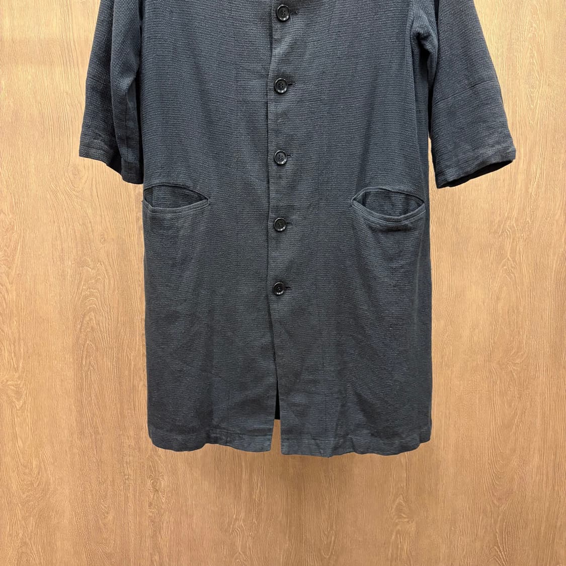 이세이미야케 플랜테이션 7부 코튼 린넨 롱 자켓 후면 핀턱 디테일 차콜 상품이미지5