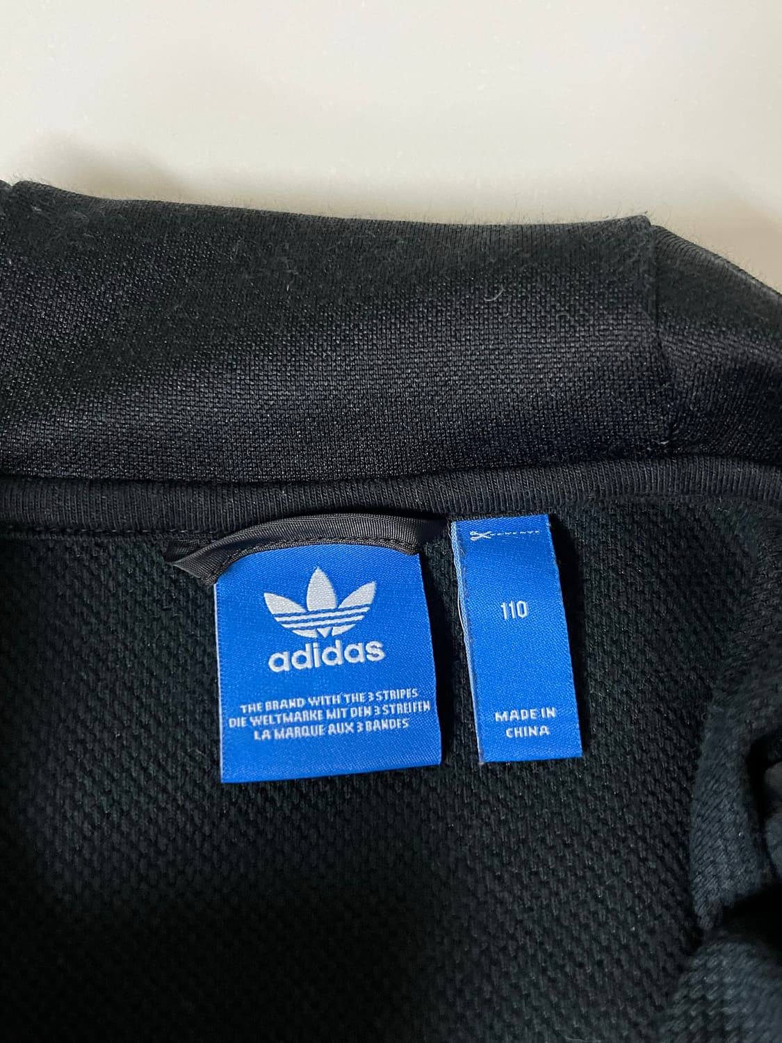 110) 아디다스 백프린팅 후드 집업 블랙 상품이미지4