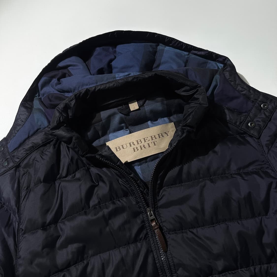 버버리 브릿 구스다운 경량 푸퍼 패딩 다크네이비 상품이미지4
