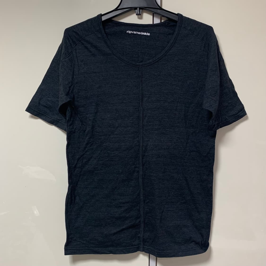 립반윙클 다크 그레이 반팔 티셔츠 상품이미지1