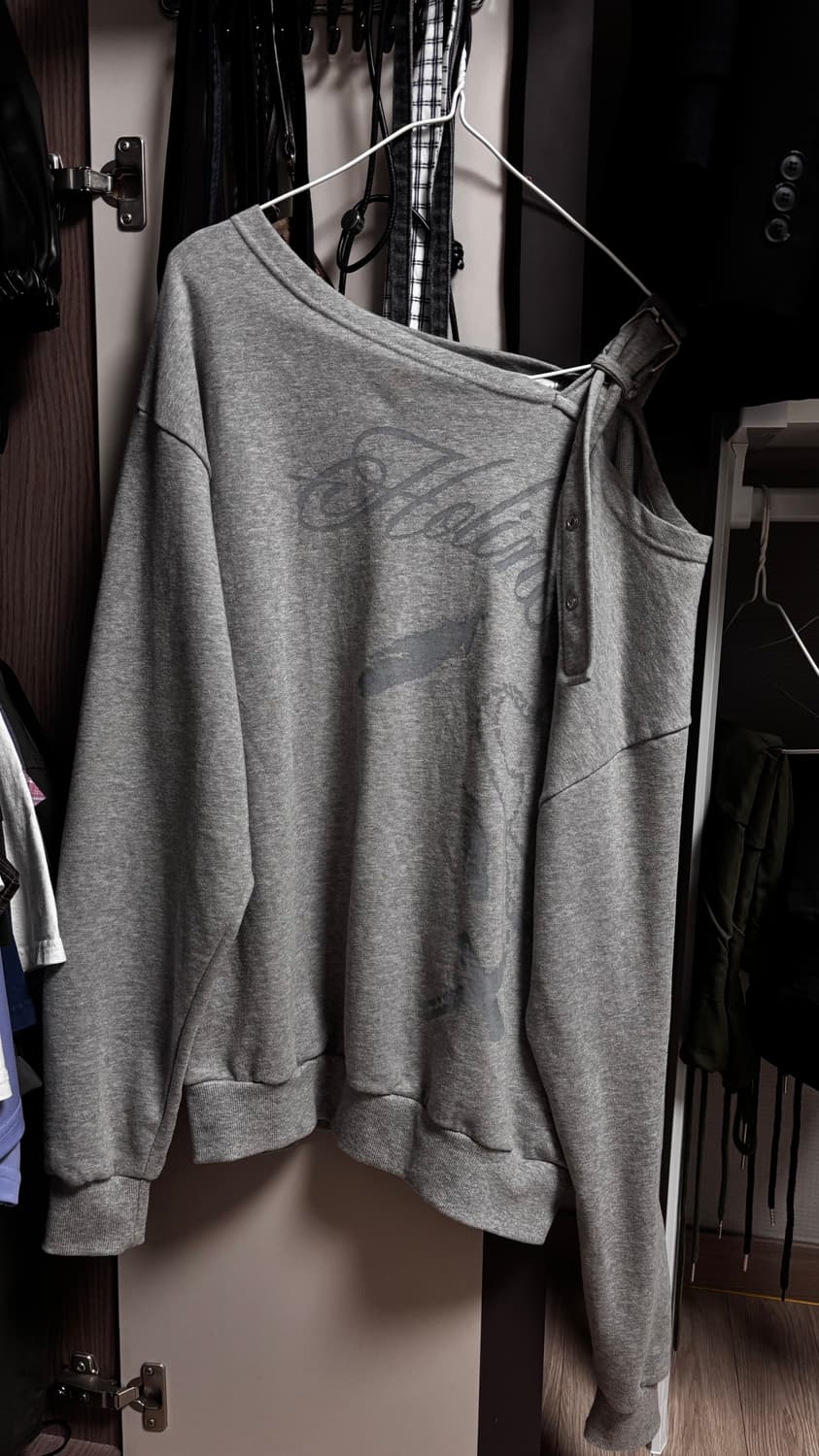 팬시클럽 원숄더 버클 스웻셔츠 상품이미지2